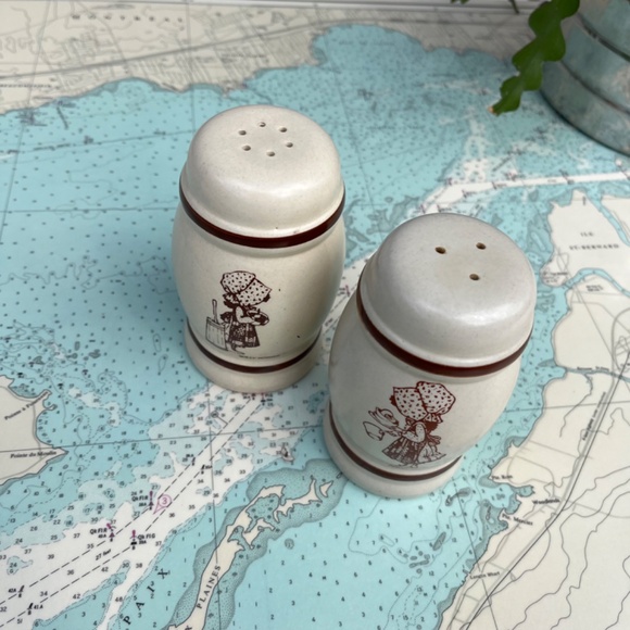 Vintage 70s Holly Hobbie Salt & Pepper Shaker Set - Picture 2 of 6